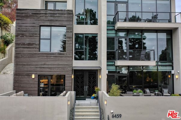 Exterior, Facade, Modern