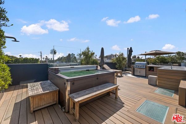 Exterior, Hot Tub