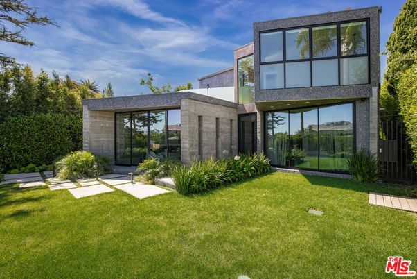 Backyard, Exterior, Facade, Modern