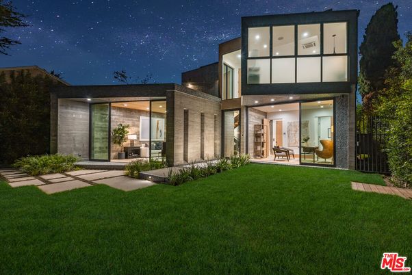 Backyard, Exterior, Facade, Modern