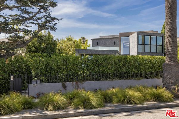 Exterior, Facade, Modern