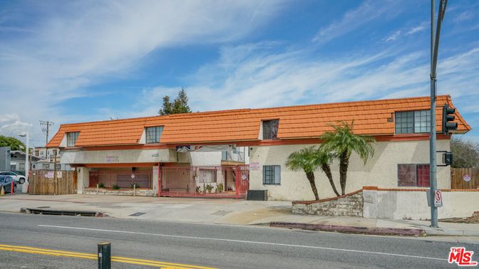 Attached, Exterior, Facade, Modern