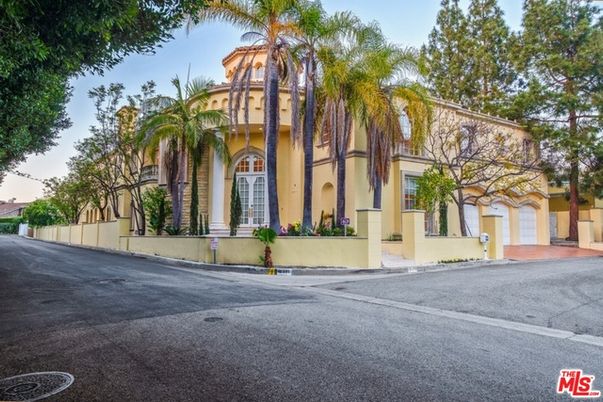 Attached, Exterior, Facade, Mediterranean