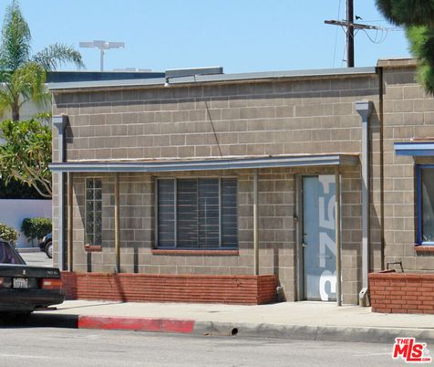 Exterior, Facade, Modern