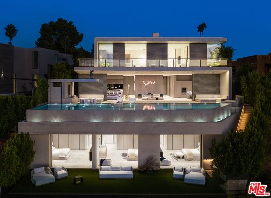 Exterior, Facade, Pool, Modern