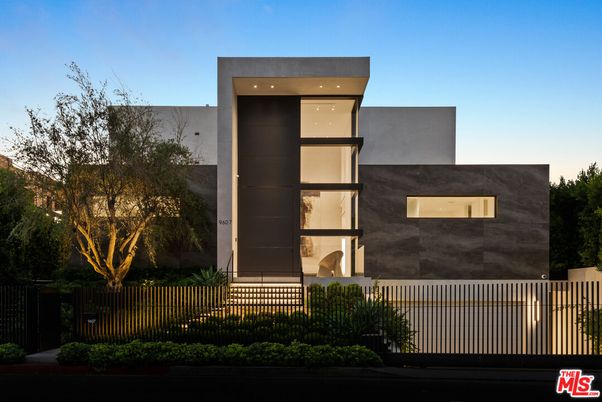 Exterior, Facade, Modern