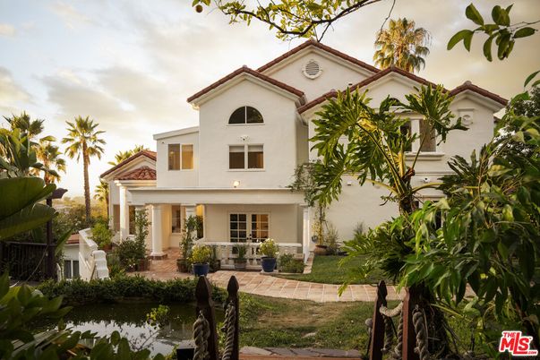 Exterior, Facade, Mediterranean