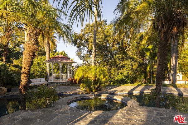 Exterior, Lake