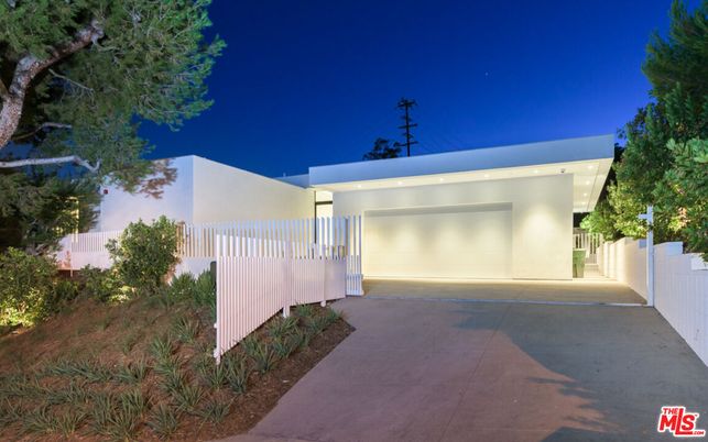 Attached, Exterior, Facade, Modern