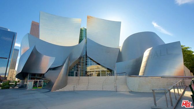 Exterior, Facade, Modern