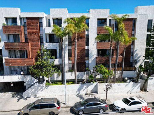 Exterior, Facade, Modern