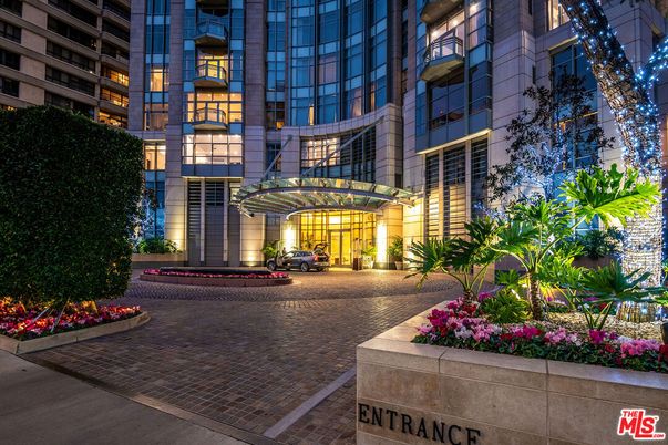 Exterior, Facade, Condo Building