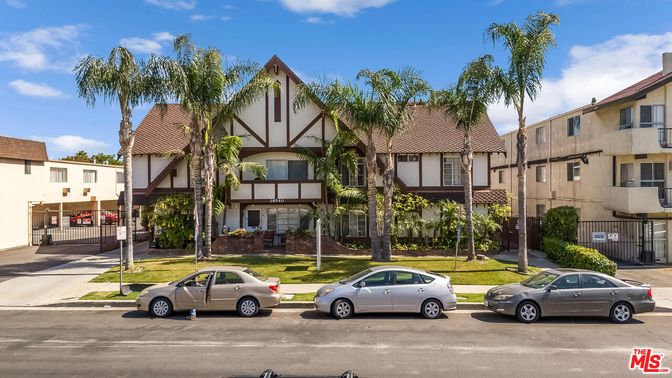 Exterior, Facade, Tudor Revival