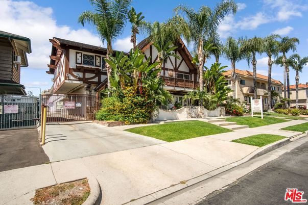 Exterior, Facade, Tudor Revival
