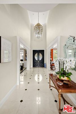 Chandelier, Interior
