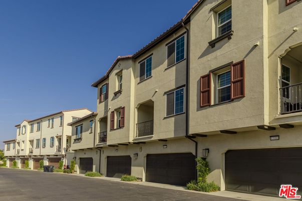 Attached, Exterior, Facade, Rowhouse