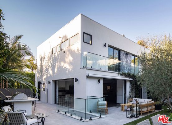 Exterior, Facade, Modern