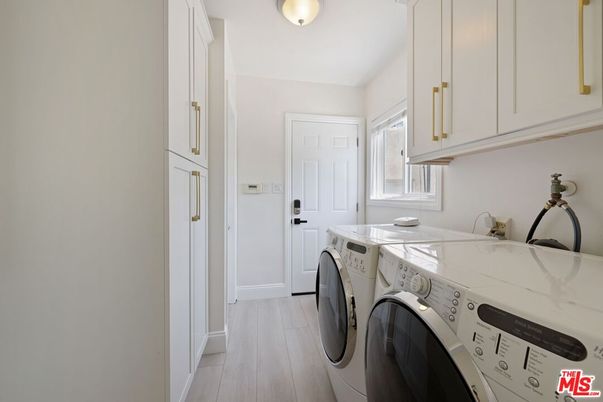Interior, Washer, Wood Texture Flooring