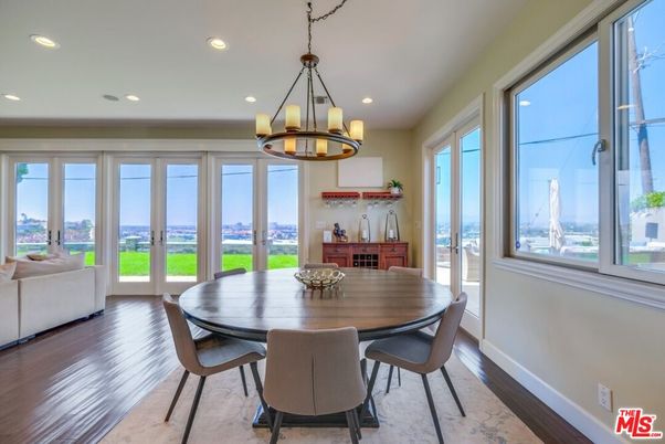 Chandelier, Dining room, Interior, Recessed Lighting, Wood Texture Flooring