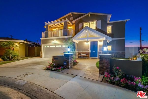 Attached, Exterior, Facade, American Craftsman