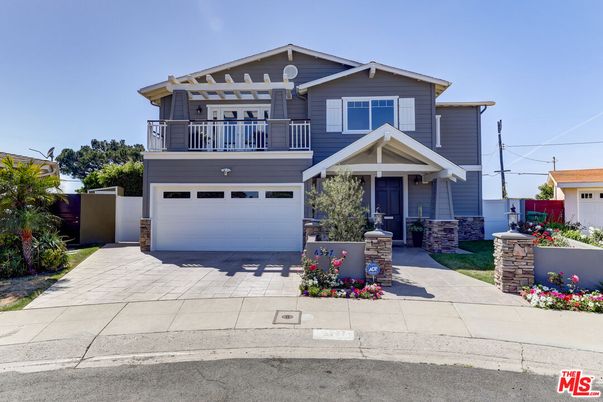Attached, Exterior, Facade, American Craftsman
