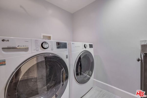 Interior, Recessed Lighting, Washer, Wood Texture Flooring