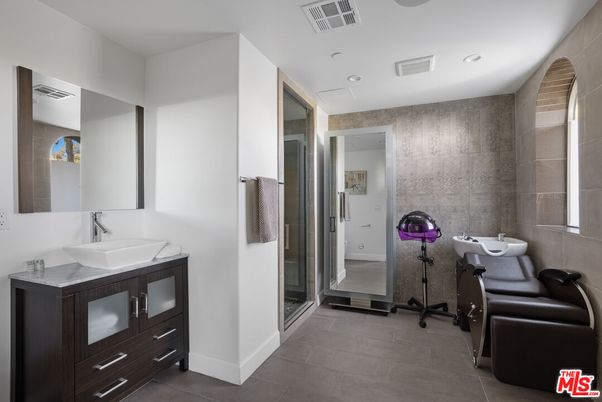 Bathroom, Interior, Recessed Lighting