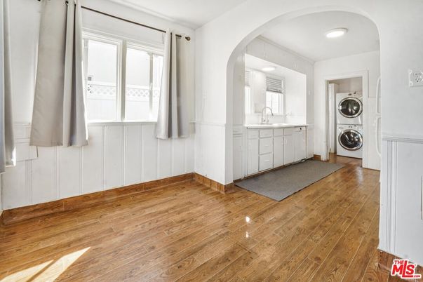 Interior, Recessed Lighting, Washer, Wood Texture Flooring