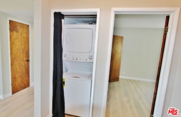 Interior, Utility Closets, Washer, Wood Texture Flooring