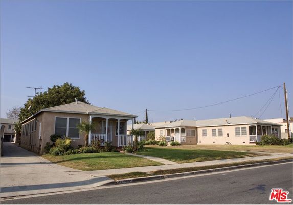 Exterior, Facade, Ranch