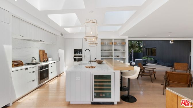 Chandelier, Dining room, Interior, Kitchen, Pendant Lights, Recessed Lighting, Stainless Steel Appliances, Wood Texture Flooring