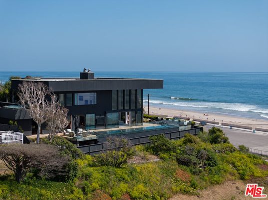 Exterior, Facade, Lake, Water, Modern