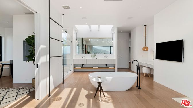 Bathroom, Free Standing Baths, Interior, Pendant Lights, Recessed Lighting, Wood Texture Flooring