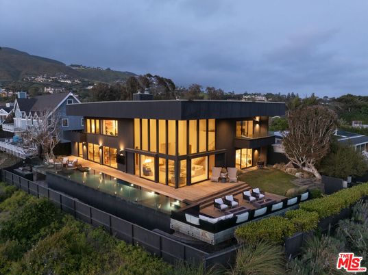 Backyard, Exterior, Facade, Pool, Modern