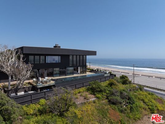 Exterior, Facade, Lake, Modern