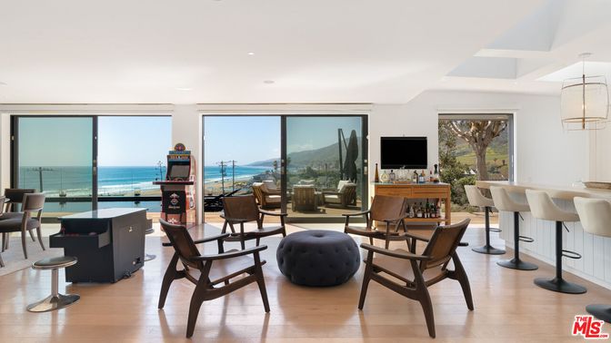 Dining room, Interior, Living room, Pendant Lights, Recessed Lighting, Water, Wood Texture Flooring
