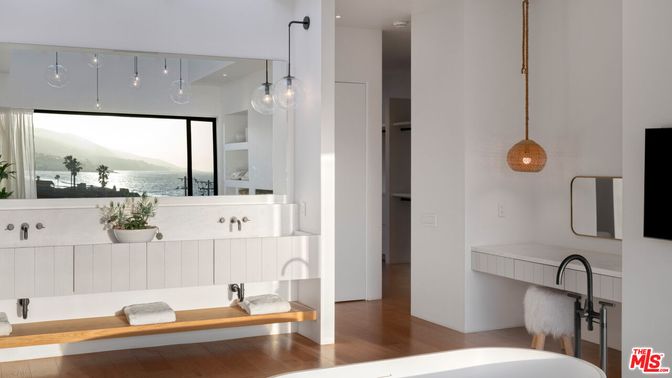 Bathroom, Interior, Pendant Lights, Recessed Lighting, Wood Texture Flooring