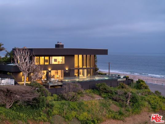 Exterior, Facade, Modern