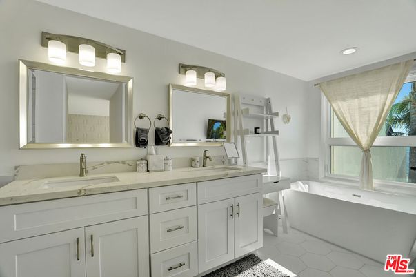 Bathroom, Dual Sink Vanities, Interior, Recessed Lighting