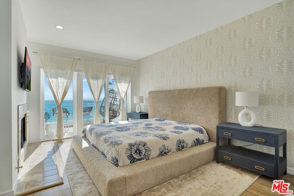Bedroom, Fireplace, Interior, Recessed Lighting, Water