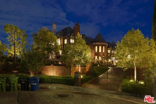 Exterior, Facade, Queen Anne Victorian