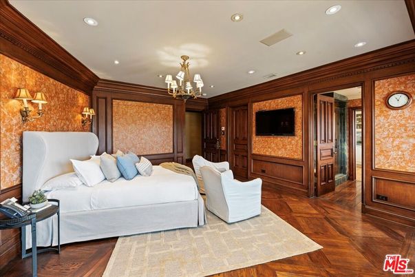 Chandelier, Interior, Living room, Recessed Lighting, Wood Texture Flooring, Wooden Walls