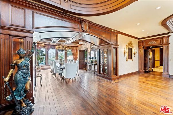 Chandelier, Dining room, Interior, Recessed Lighting, Wood Texture Flooring