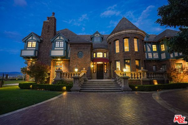 Exterior, Facade, Brick Facade, Queen Anne Victorian