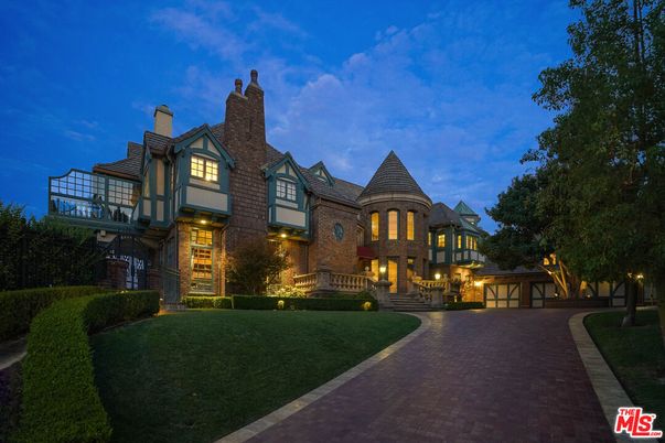 Attached, Backyard, Exterior, Facade, Brick Facade, Queen Anne Victorian