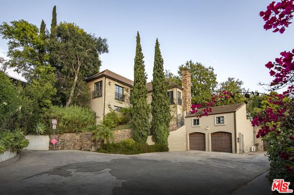 Attached, Exterior, Facade, Mediterranean