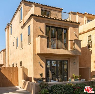 Exterior, Facade, Mediterranean