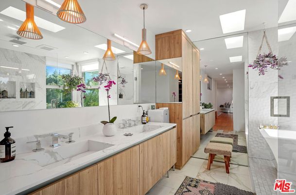Bathroom, Interior, Marble, Marble Walls, Pendant Lights, Recessed Lighting