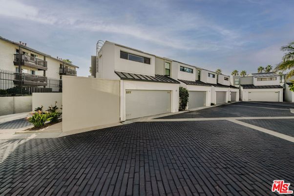 Attached, Exterior, Facade, Modern