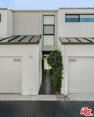 Attached, Exterior, Facade, None